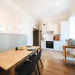 Blue Flat By Grazrentals 2 Bedrooms For Groups & Free Parking Appartement
